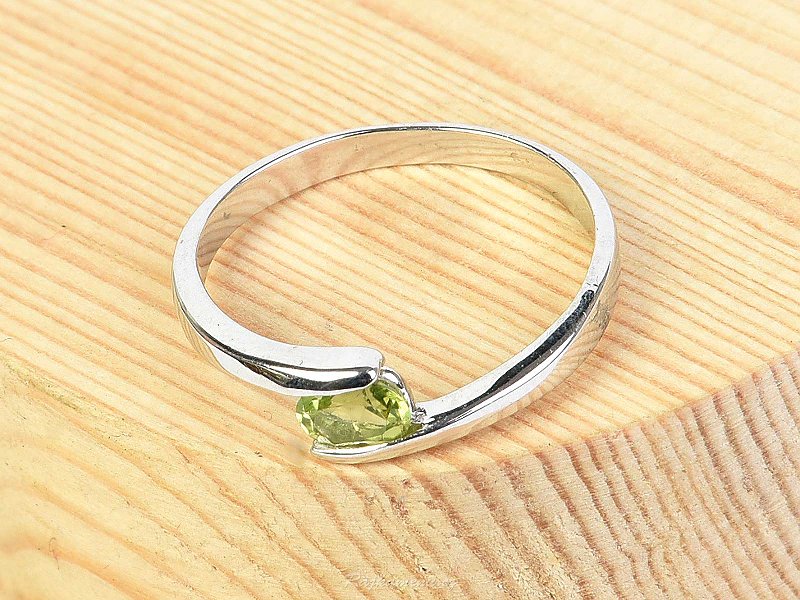 Ring with olivine standard cut Ag 925/1000