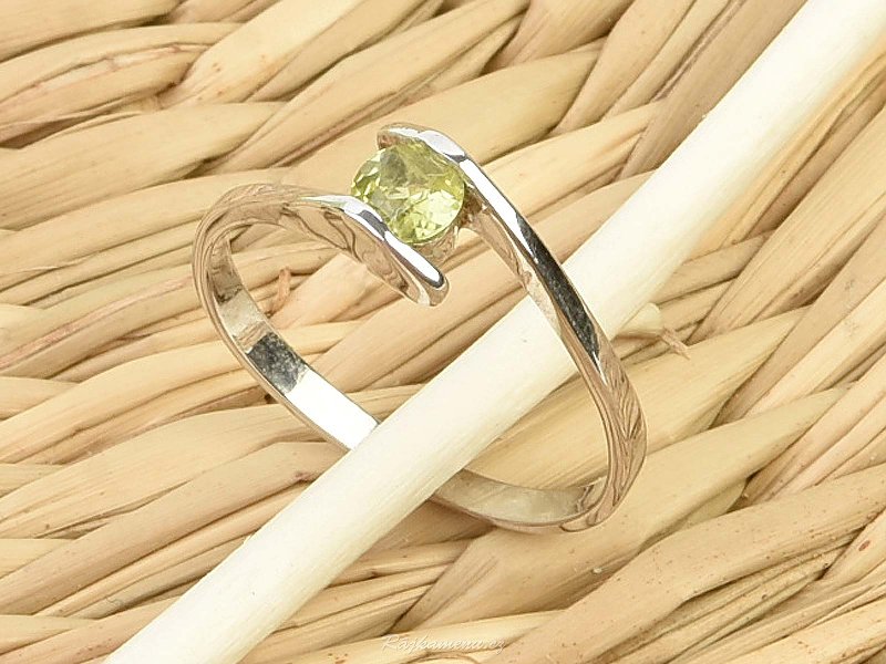 Prsten s olivínem vel.53 Ag 925/1000