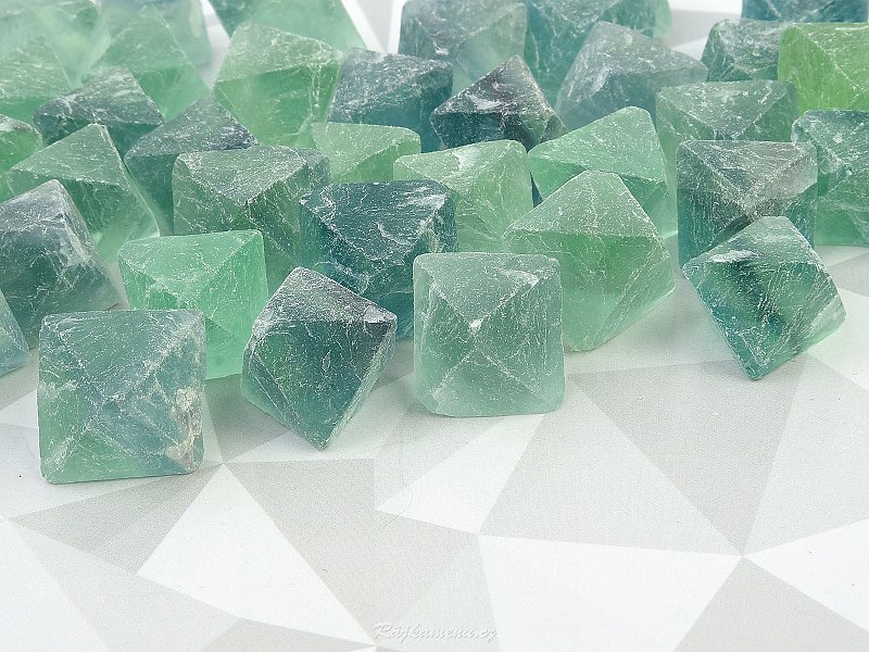 Krystal fluorit zelený oktaedr z Číny cca 2cm