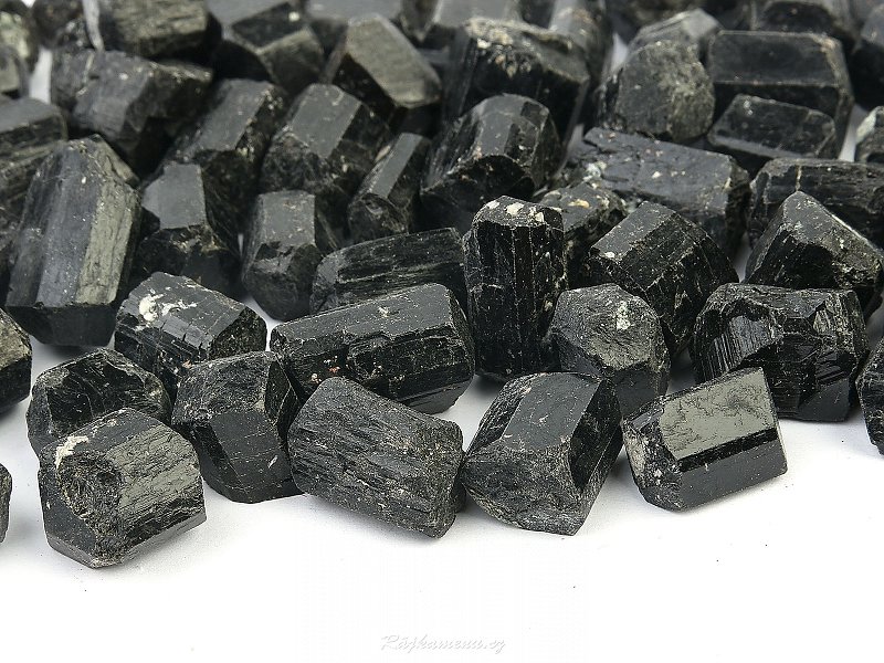 Turmalín skoryl surový krystal z Číny 1-2,5cm