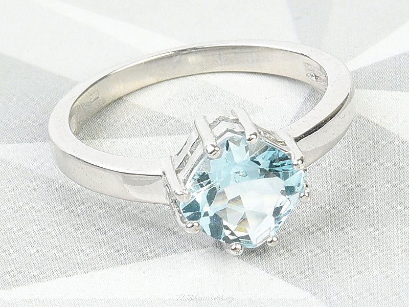 Prsten s broušeným světle modrým topazem Ag 925/1000+Rh