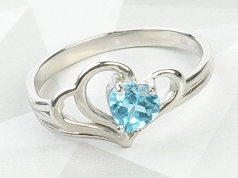 Prsten srdíčko s modrým topazem Ag 925/1000+Rh