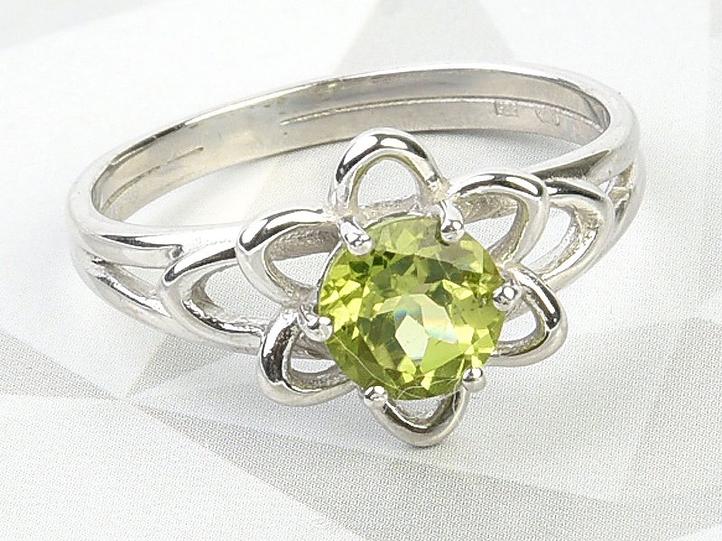 Prsten kytička s olivínem Ag 925/1000+Rh