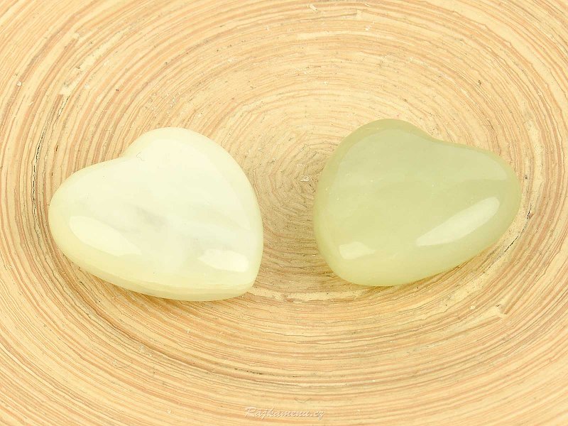 Jadeite in the shape of a heart, approx. 2.5 cm