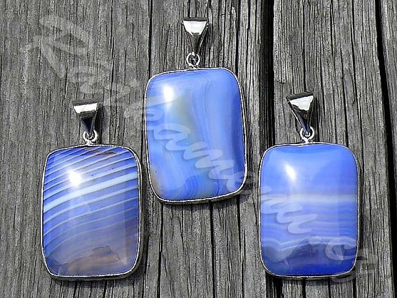 Pendant made of blue agate colored