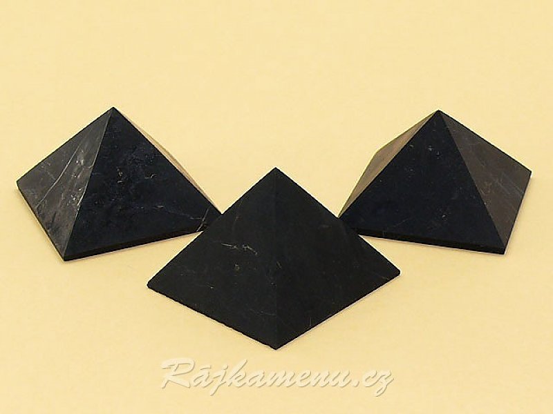 Šungitová pyramida 5cm leštěná