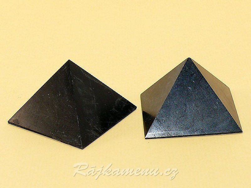 Šungitová pyramida hladká 4cm