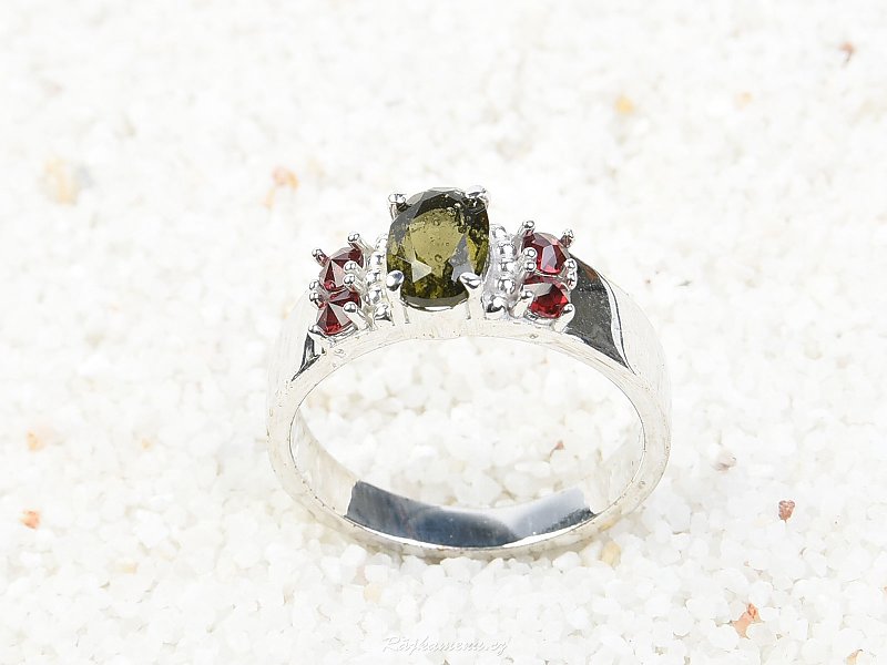 Prsten zdobený vltavínem a granáty ovál 7 x 5mm standard brus Ag 925/1000 + Rh