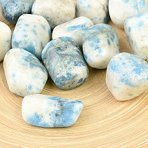 Ketonite v granitu tromlovaný kámen