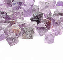 Krystal fluorit fialový oktaedr z Číny cca 1,5cm