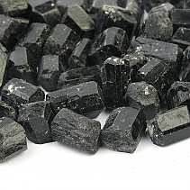 Turmalín skoryl surový krystal z Číny 1-2,5cm