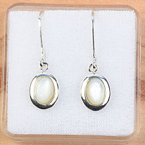 Oval pearl earrings in silver