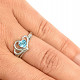 Prsten srdíčko s modrým topazem Ag 925/1000+Rh